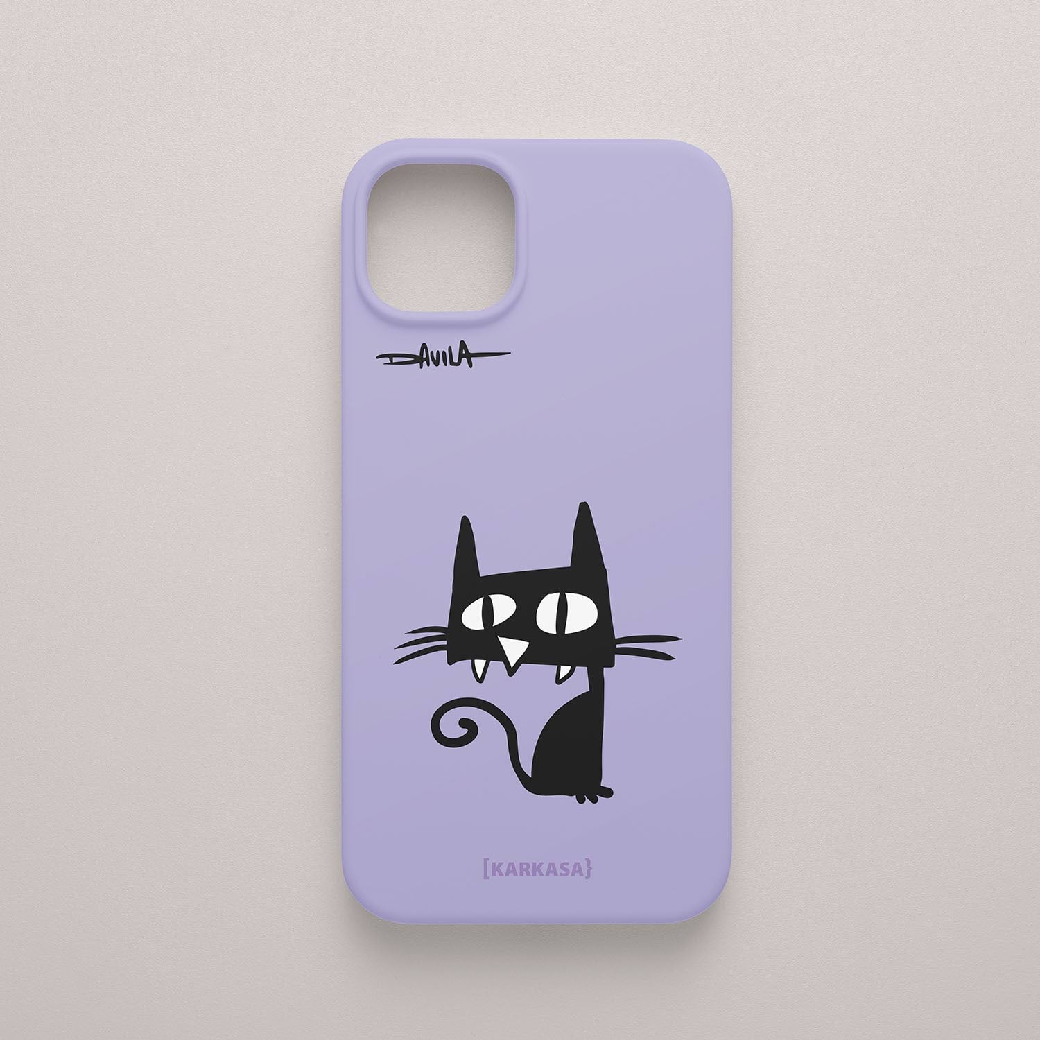 Funda de móvil lila con diseño de gato negro ilustrado por Davila. Serie O Bichero x KARKASA.