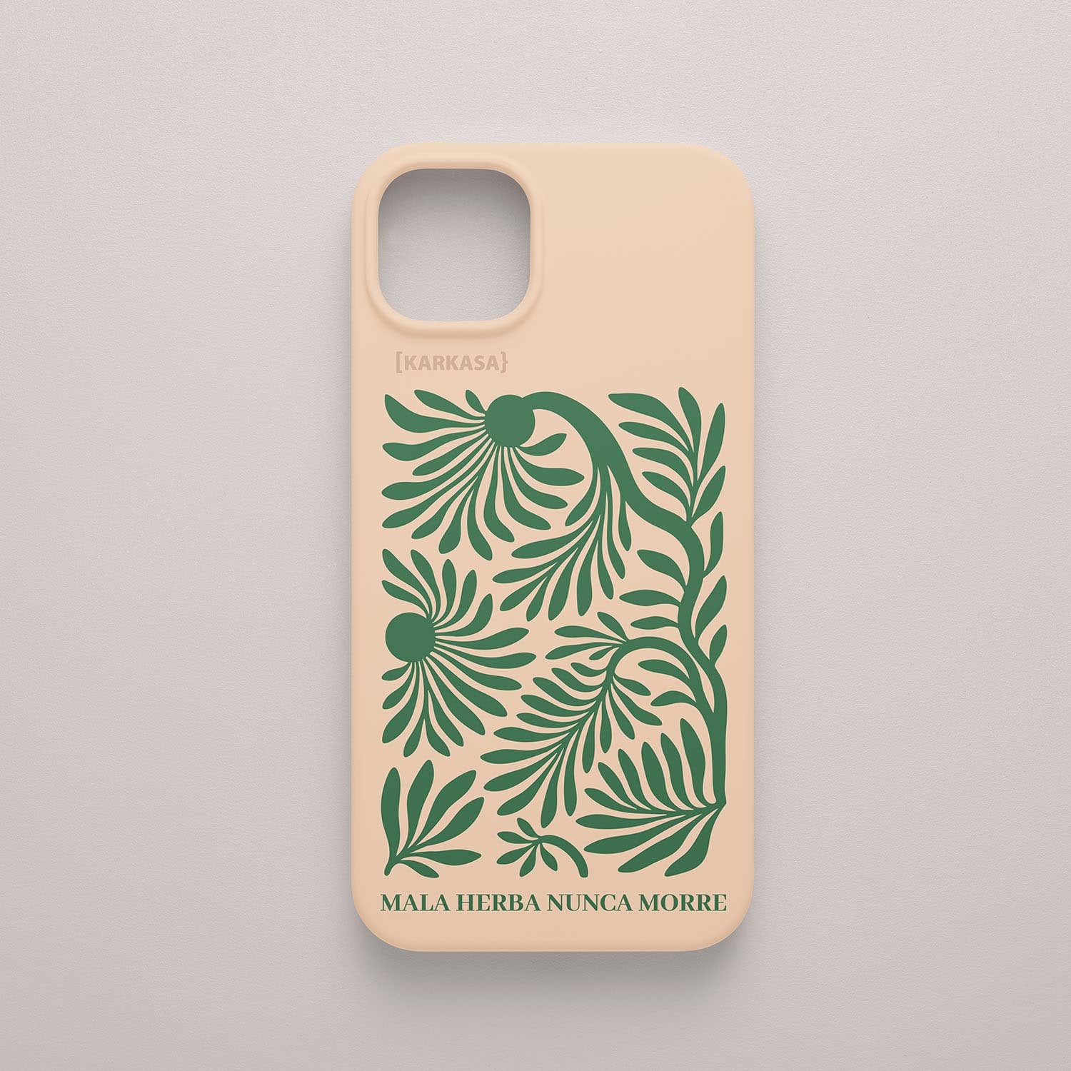 Funda beige con patrón botánico de hojas verdes y la frase "Mala herba nunca morre" en la parte inferior, diseño de Son un Toxo.