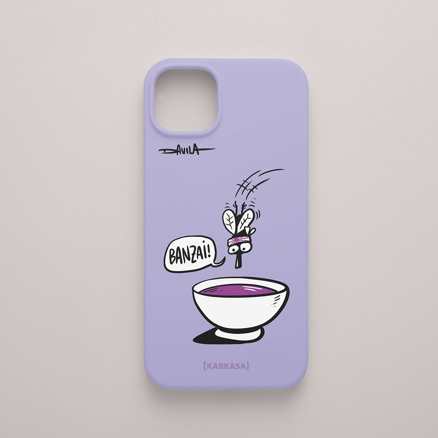 Funda movil lila con ilustración divertida de mosquito gritando “BANZAI!”, diseño original de Luis Davila para KARKASA.