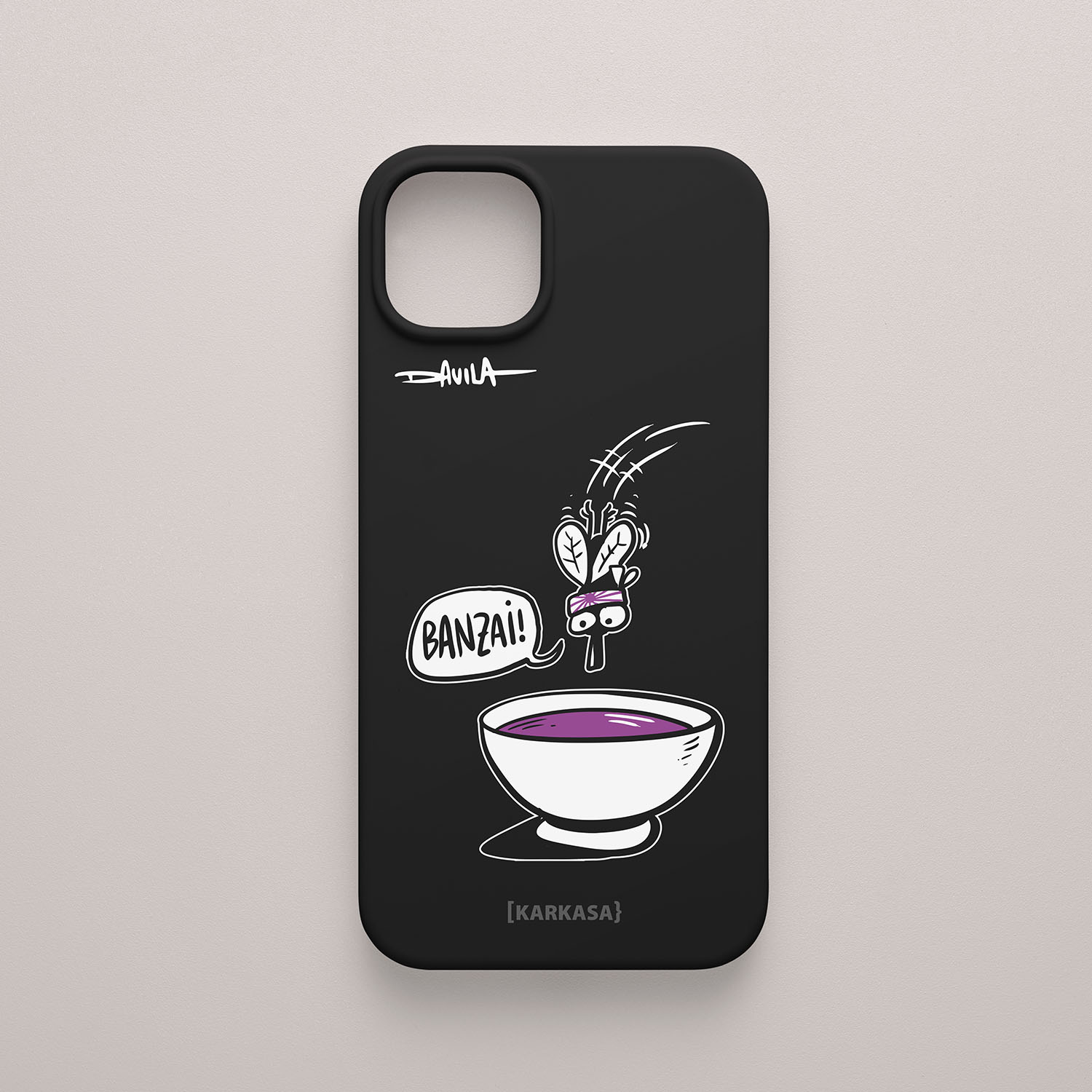 Funda movil negra con ilustración de un mosquito con cinta ninja lanzándose a una taza, diseño de Luis Davila para O Bichero x KARKASA.