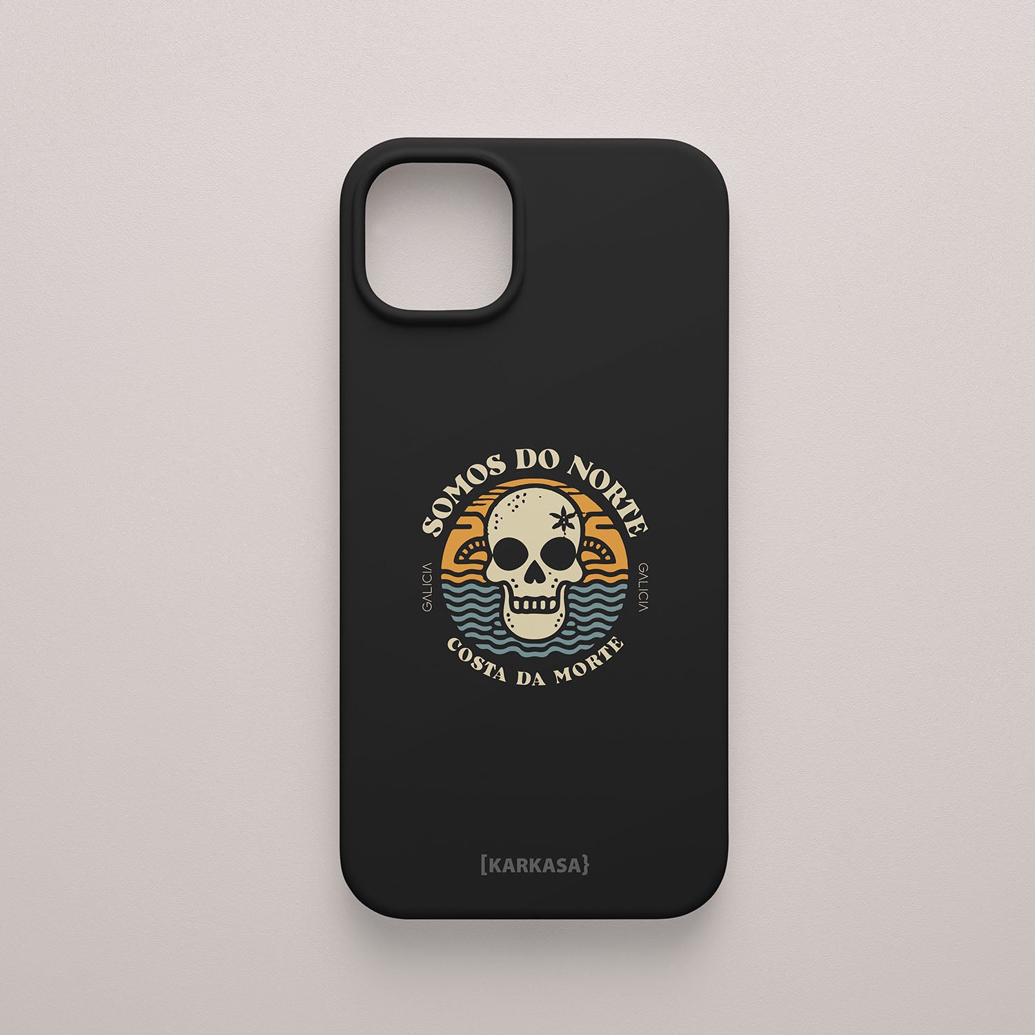 Funda negra con ilustración de una calavera, olas y sol, con el texto "Somos do Norte - Costa da Morte", diseño de Son un Toxo.