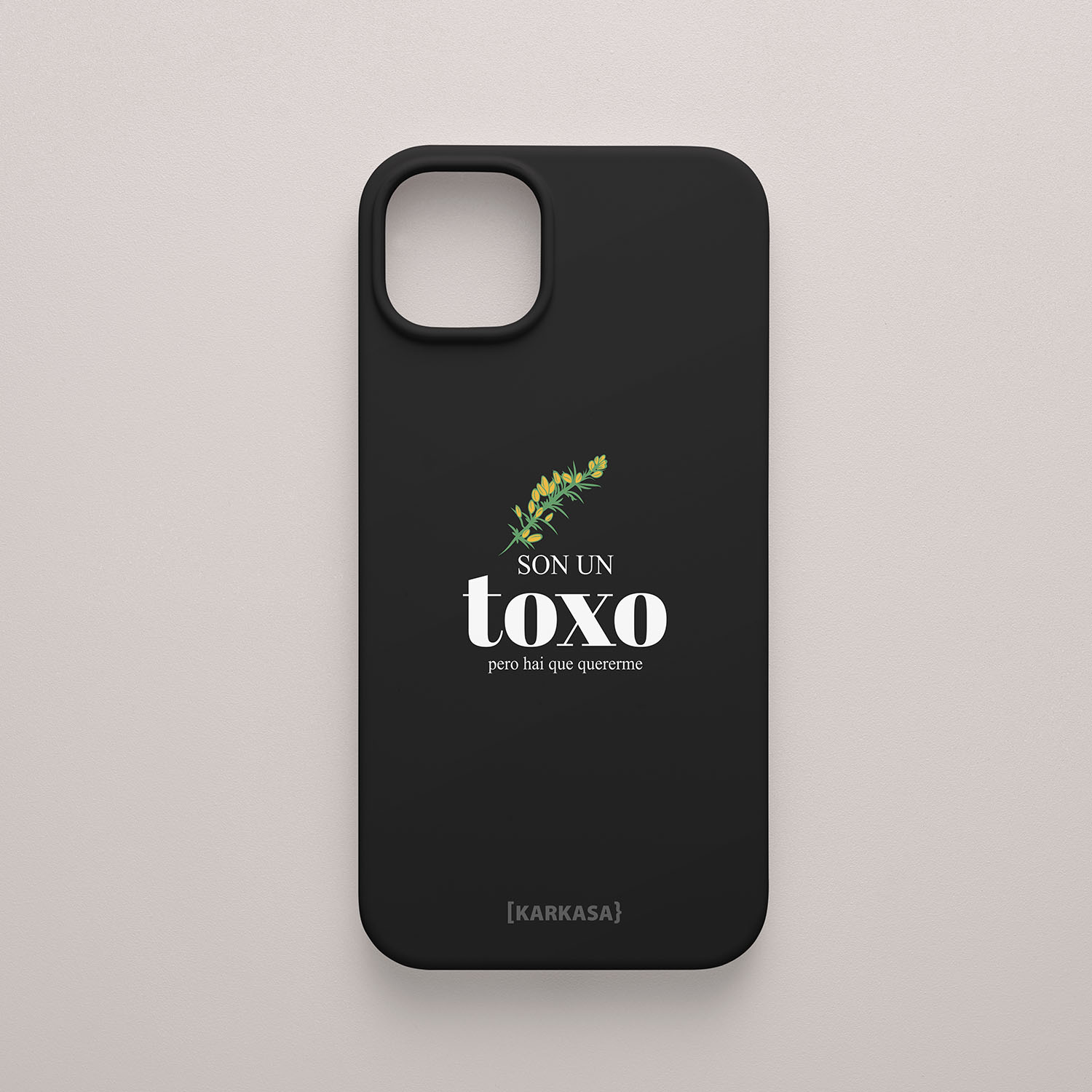 Funda negra con el logotipo oficial de Son un Toxo: texto blanco y una rama verde de tojo, con la frase "pero hai que quererme".