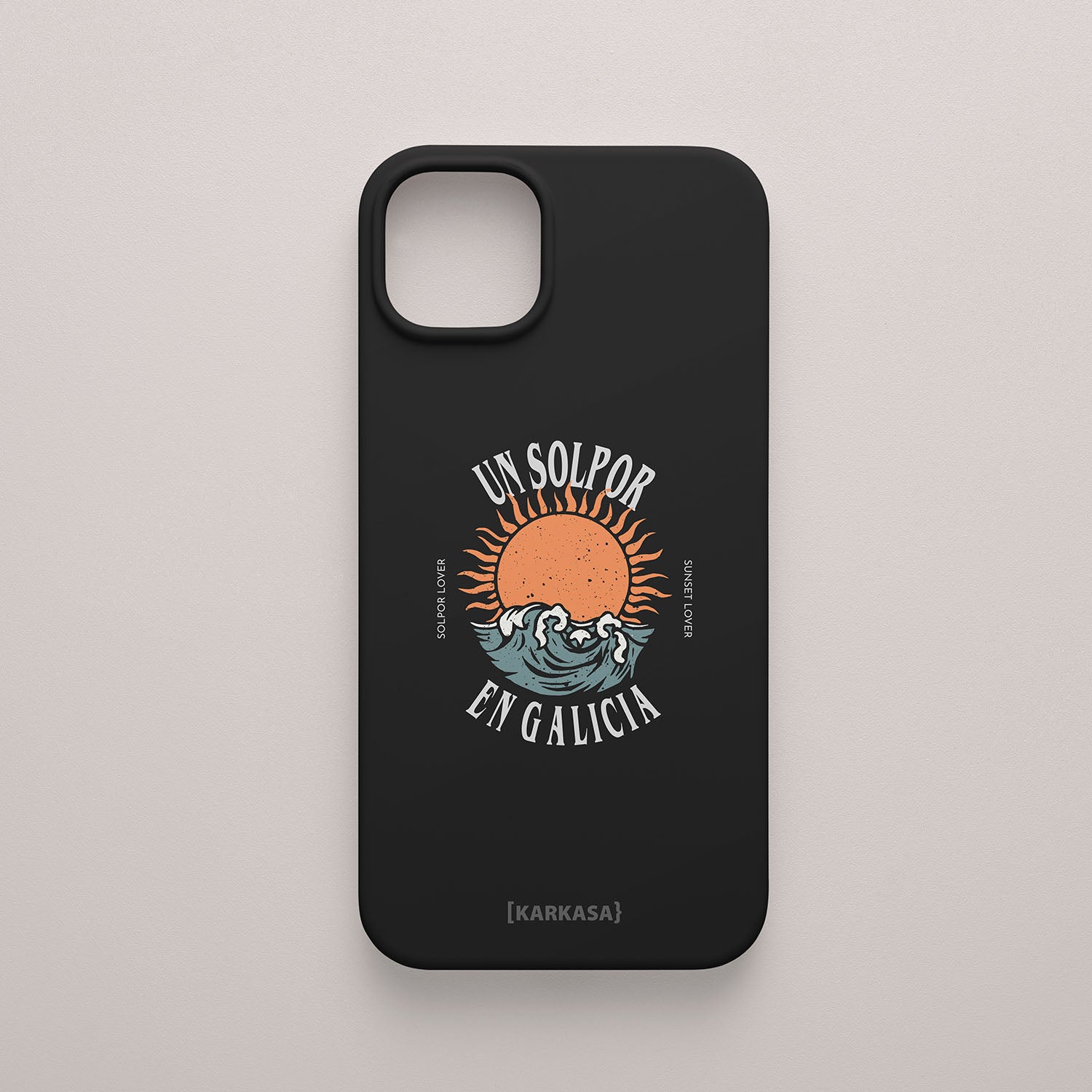 Funda negra con ilustración estilo vintage de un atardecer (solpor) sobre el mar y el texto "Un solpor en Galicia", diseño de Son un Toxo.