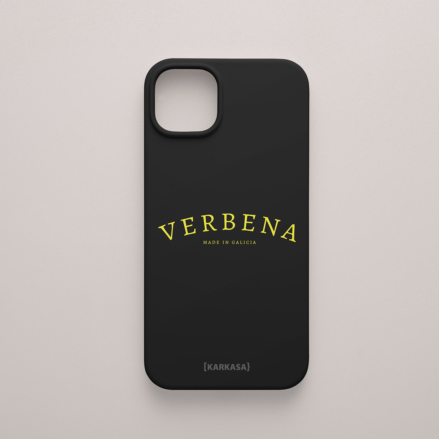 Funda negra con la palabra "VERBENA" en amarillo y el texto "Made in Galicia" debajo, diseño minimalista de Son un Toxo.