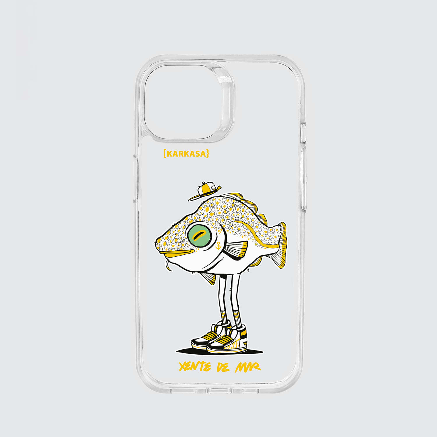 Funda transparente con ilustración de un pez amarillo con gorro de pescador (bucket hat), ojos verdes y zapatillas, diseño de Ramaz.