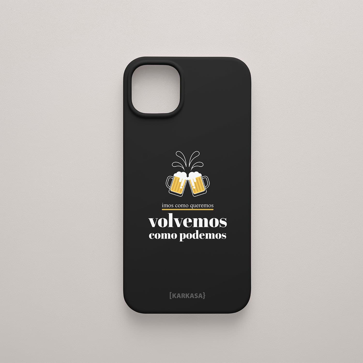 Funda negra con ilustración de dos jarras de cerveza brindando y la frase gallega "Imos como queremos, volvemos como podemos" en blanco.