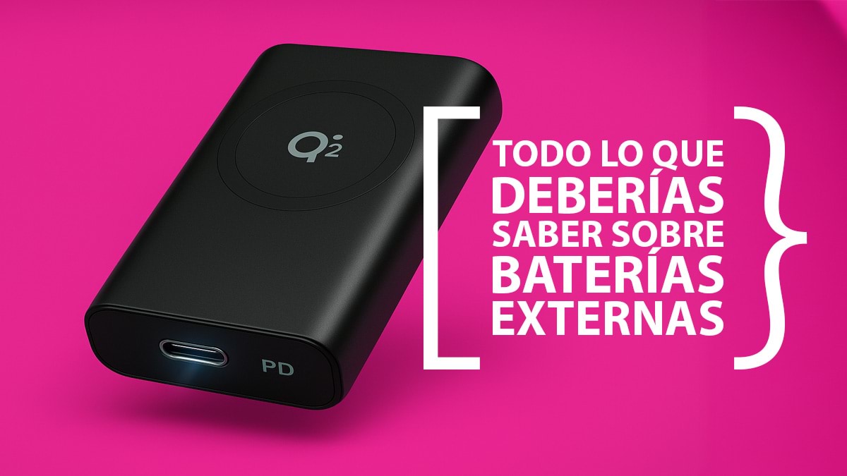 Manos limpiando una funda transparente de movil con paño azul y spray sobre fondo amarillo KARKASA.