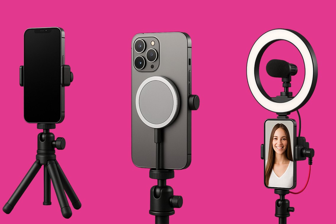Tres soportes para smartphone sobre fondo rosa KARKASA: uno con tripode, otro con cargador magnetico y un tercero con aro de luz, microfono y movil mostrando a una mujer sonriendo.