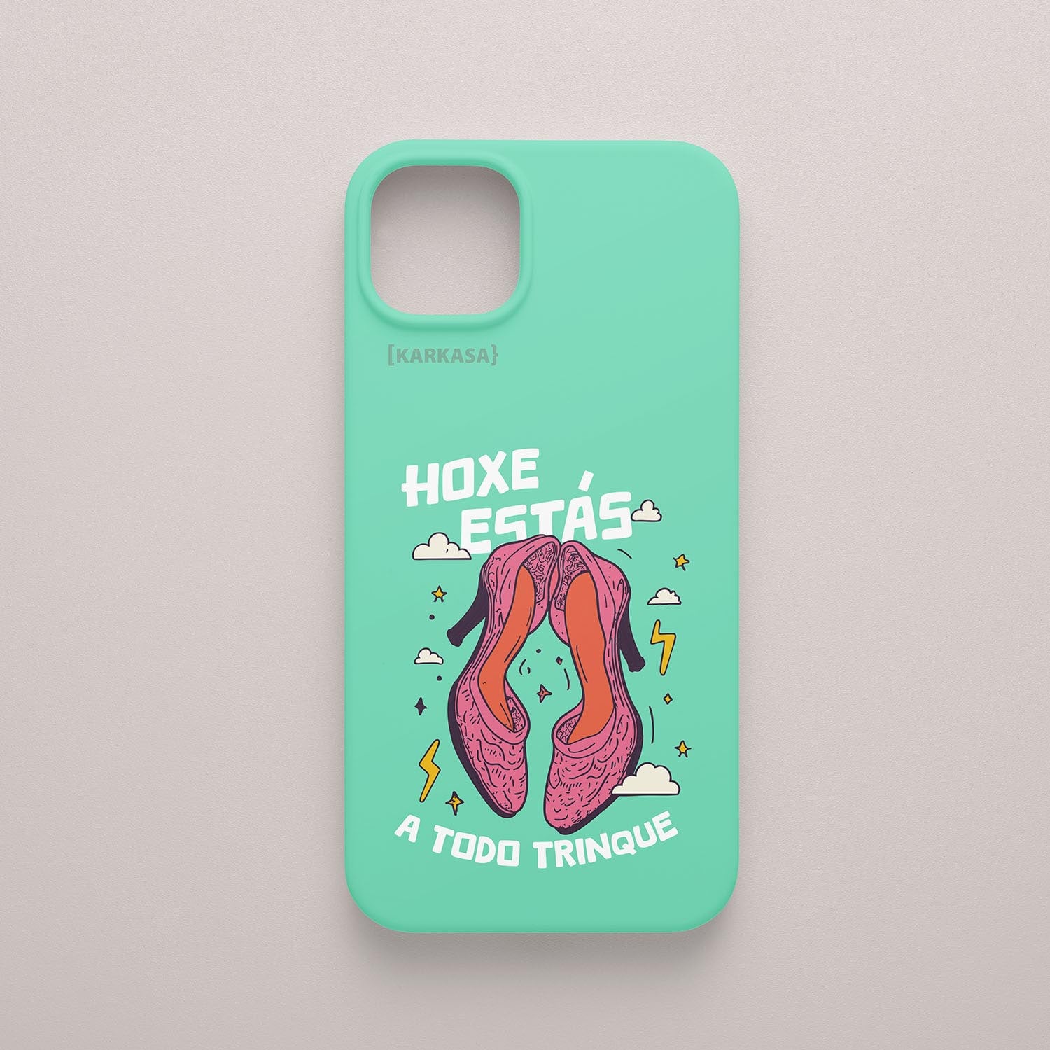 Funda verde menta con ilustración de unos zapatos de tacón fucsia y la frase gallega "Hoxe estás a todo trinque", diseño de Son un Toxo.