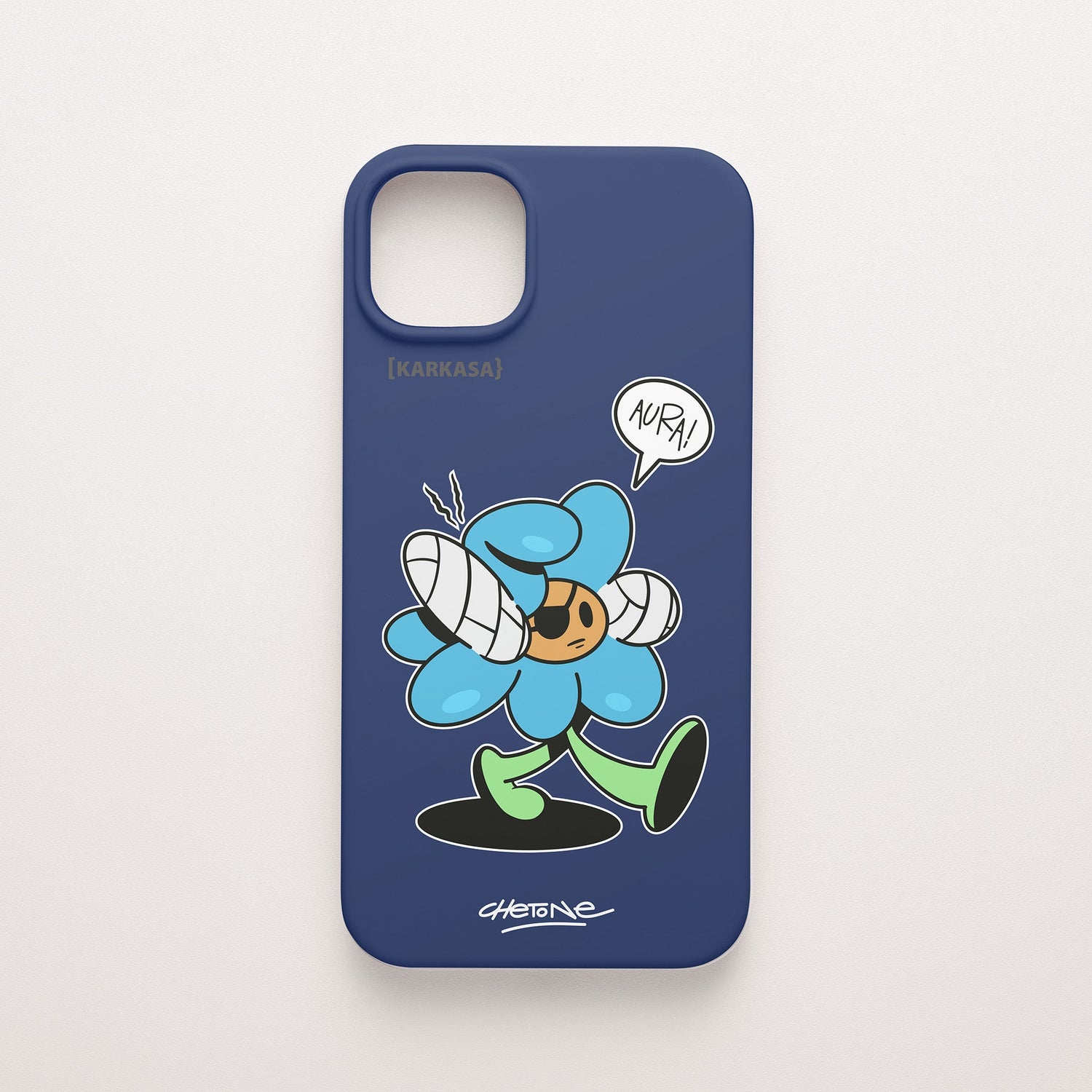 Funda de móvil de silicona azul marino con una flor azul con los puños vendados que dice «AURA!» perfilada en blanco, diseño Aura Farmer de Chetone Sánchez para KARKASA.