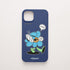 Funda de móvil de silicona azul marino con una flor azul con los puños vendados que dice «AURA!» perfilada en blanco, diseño Aura Farmer de Chetone Sánchez para KARKASA.