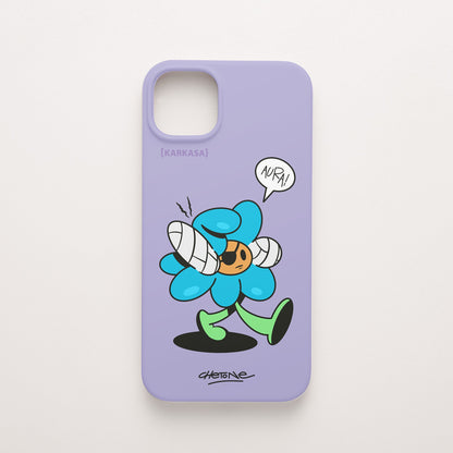 Funda de móvil de silicona lila con una flor azul con los puños vendados que dice «AURA!», diseño Aura Farmer de Chetone Sánchez para KARKASA.