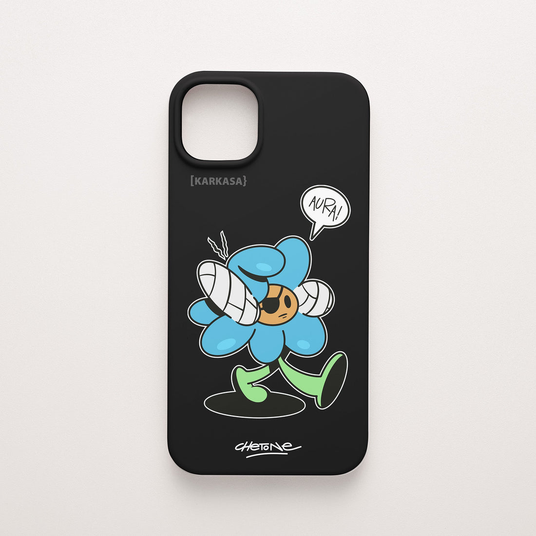 Funda de móvil de silicona negra con una flor azul con los puños vendados que dice «AURA!» perfilada en blanco, diseño Aura Farmer de Chetone Sánchez para KARKASA.