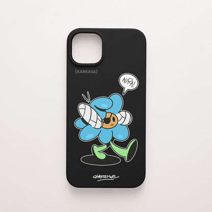 Funda de móvil de silicona negra con una flor azul con los puños vendados que dice «AURA!» perfilada en blanco, diseño Aura Farmer de Chetone Sánchez para KARKASA.