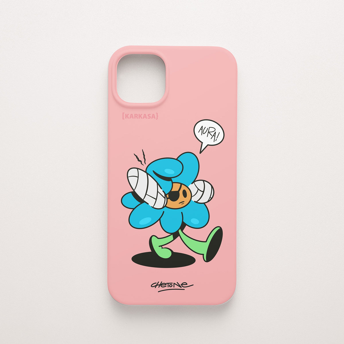 Funda de móvil de silicona rosa chicle con una flor azul con los puños vendados que dice «AURA!», diseño Aura Farmer de Chetone Sánchez para KARKASA.