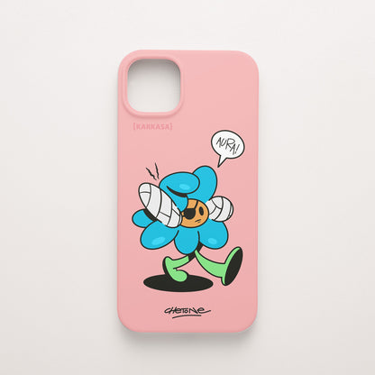 Funda de móvil de silicona rosa chicle con una flor azul con los puños vendados que dice «AURA!», diseño Aura Farmer de Chetone Sánchez para KARKASA.
