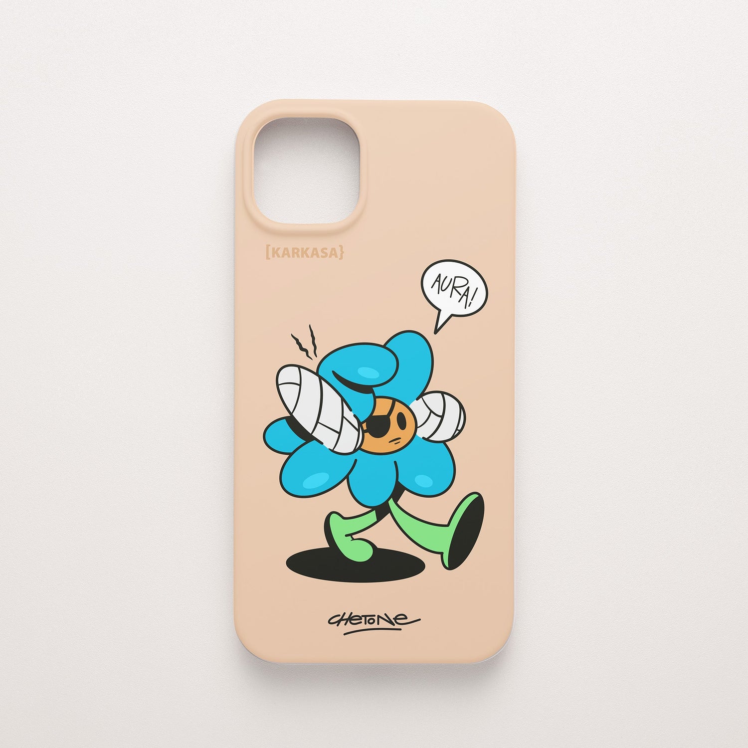 Funda de móvil de silicona rosa nude con una flor azul con los puños vendados que dice «AURA!», diseño Aura Farmer de Chetone Sánchez para KARKASA.