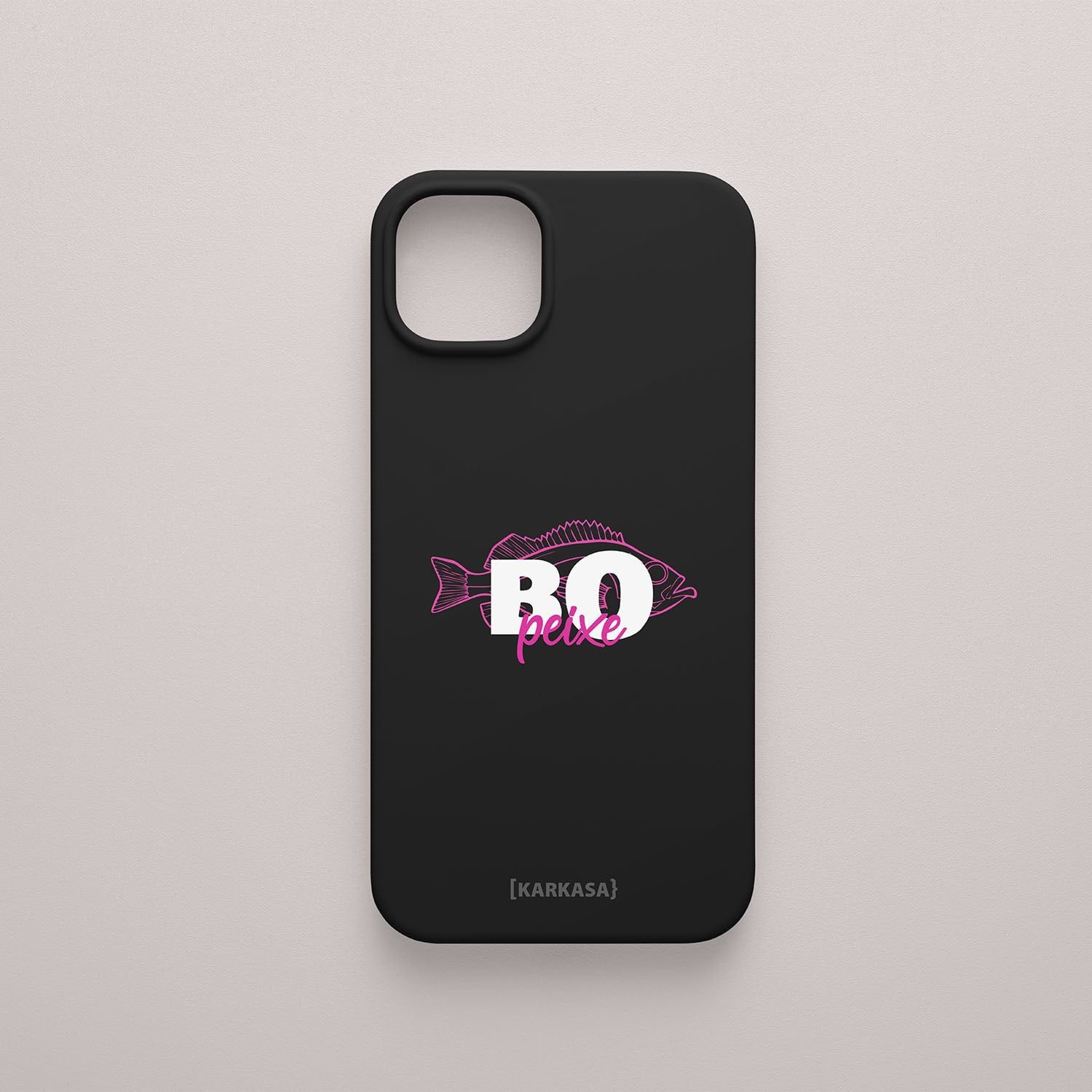 Funda negra con silueta de pez blanca y texto "Bo Peixe" en rosa fucsia, diseño de la marca gallega Son un Toxo.