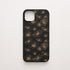Funda KARKASA Silk Touch negra con dibujo de flores exóticas en trazo lineal dorado. Carcasa mate de silicona estilo artístico.