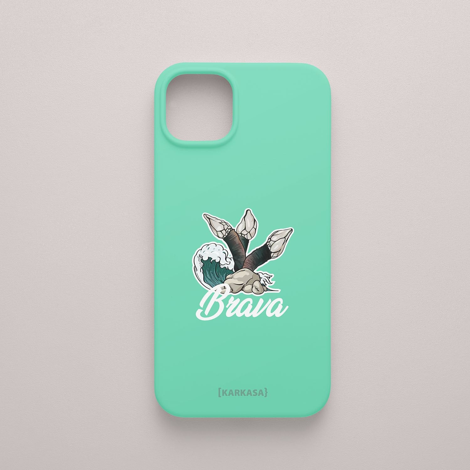 Funda verde menta con ilustración de una gaviota sobre una ola y la palabra "Brava" en tipografía blanca, diseño de Son un Toxo.