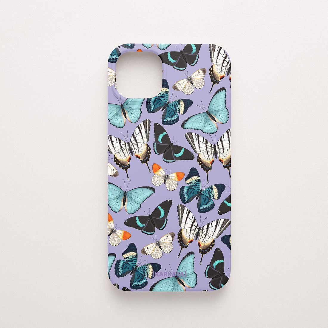 Funda KARKASA Silk Touch lila con patrón denso de mariposas de colores (naranja, azul, blanco) volando. Carcasa diseño naturaleza tropical.
