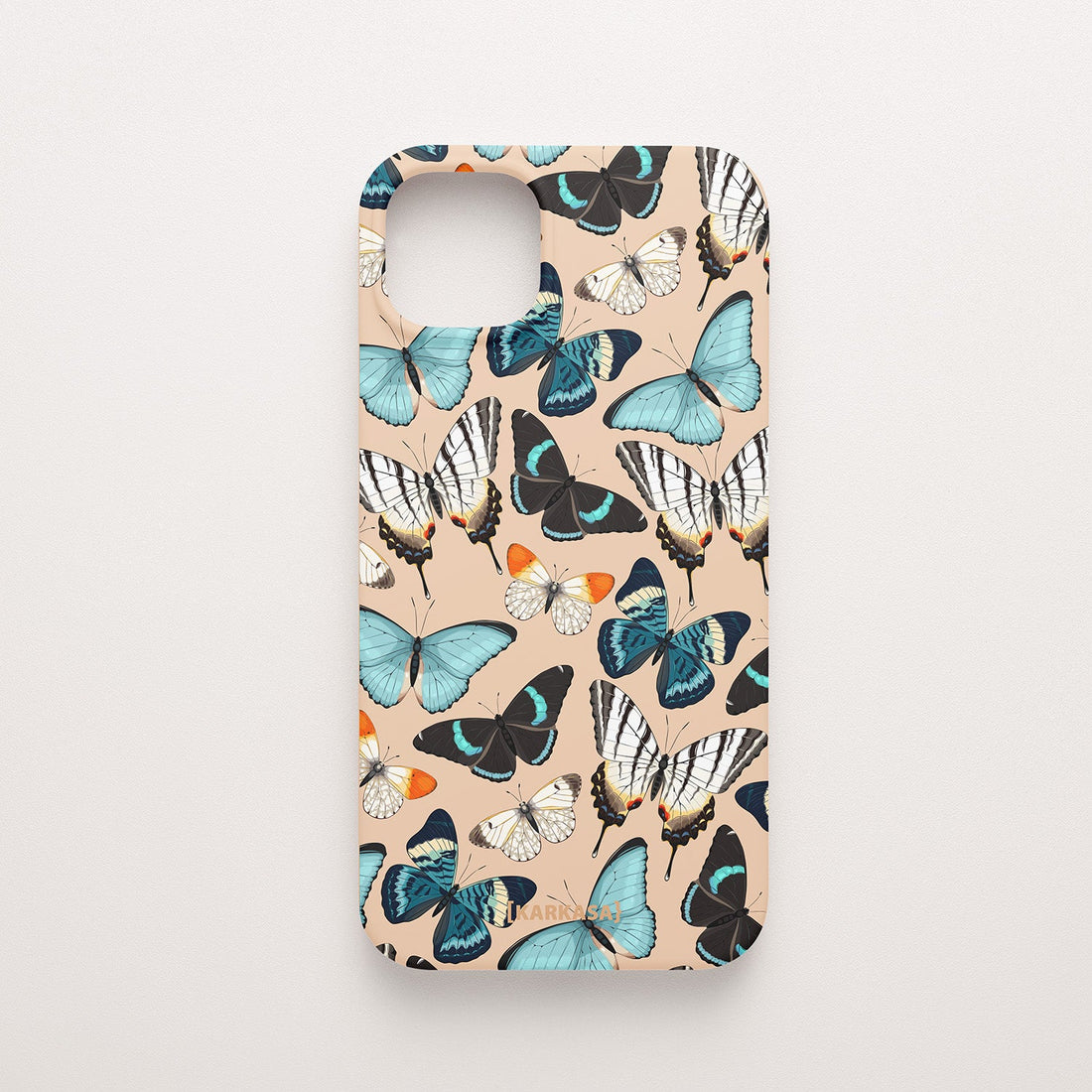 Funda KARKASA Silk Touch rosa nude con patrón denso de mariposas de colores (naranja, azul, blanco) volando. Carcasa diseño naturaleza tropical.