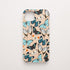 Funda KARKASA Silk Touch rosa nude con patrón denso de mariposas de colores (naranja, azul, blanco) volando. Carcasa diseño naturaleza tropical.