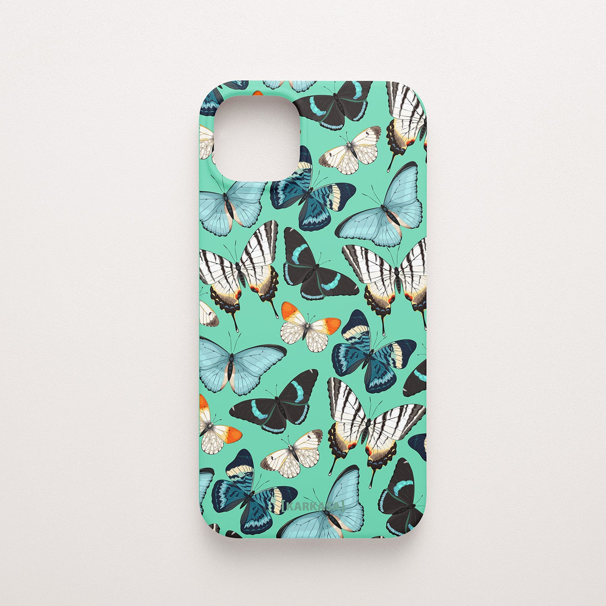 Funda KARKASA Silk Touch verde menta con patrón denso de mariposas de colores (naranja, azul, blanco) volando. Carcasa diseño naturaleza tropical.