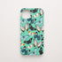 Funda KARKASA Silk Touch verde menta con patrón denso de mariposas de colores (naranja, azul, blanco) volando. Carcasa diseño naturaleza tropical.