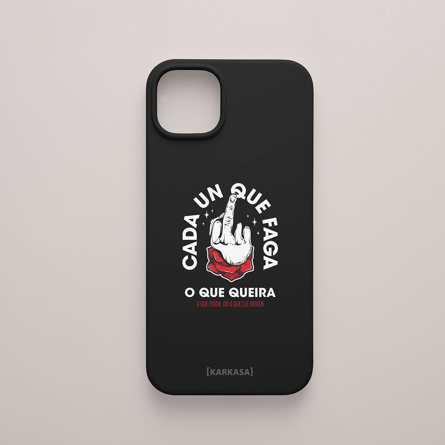 Funda negra con ilustración de una mano haciendo una peineta (dedo medio) saliendo de una rosa roja, con la frase gallega "Cada un que faga o que queira".