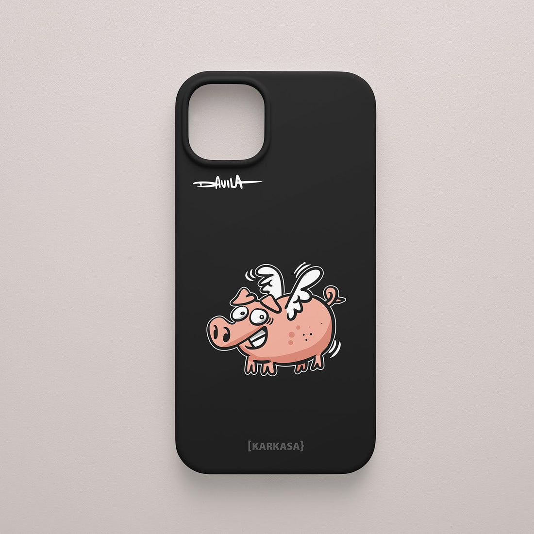 Funda movil negra con cerdito volador ilustrado por Luis Davila, diseño humorístico de O Bichero x KARKASA.