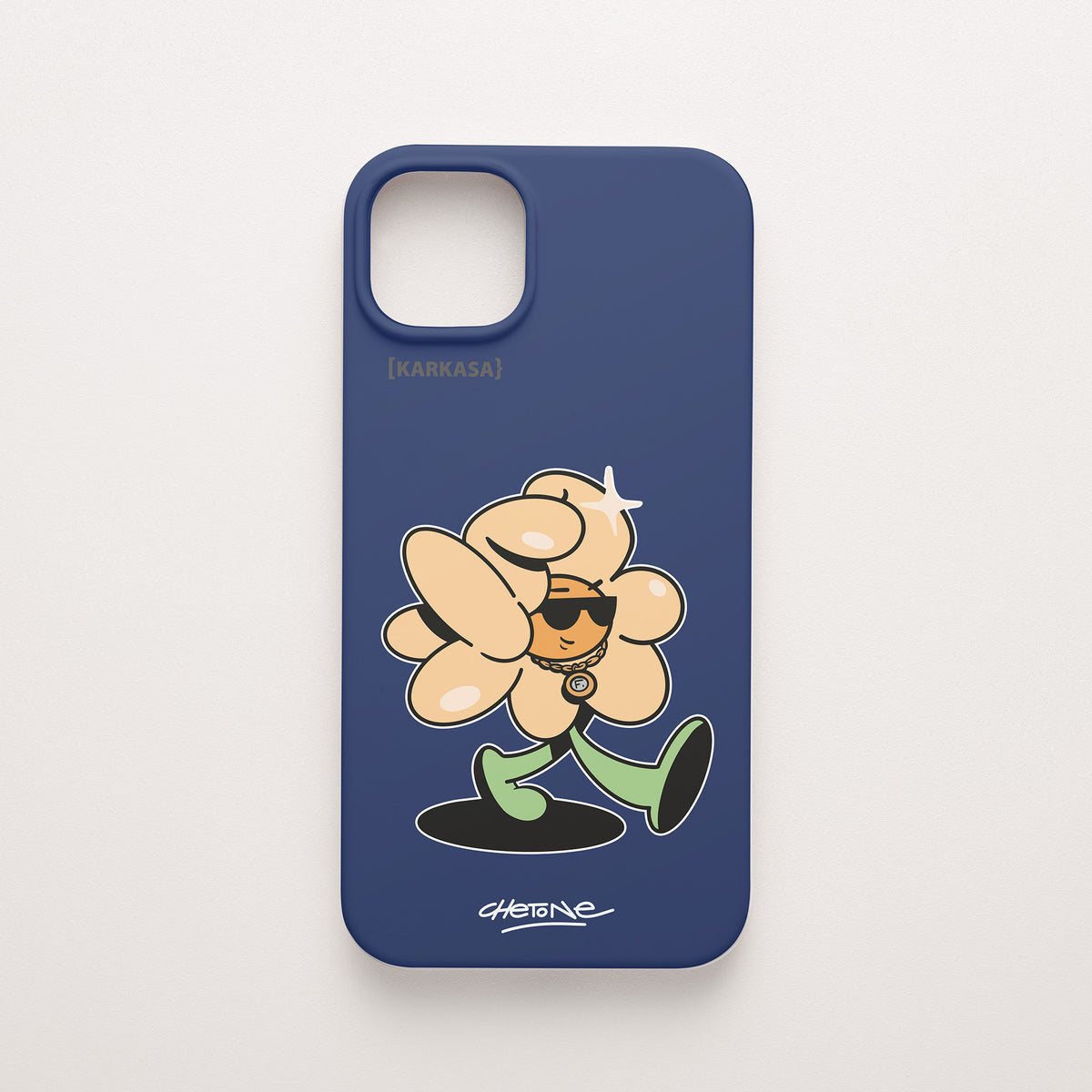 Funda de móvil de silicona azul marino con una flor color melocotón con gafas de sol y cadena dorada, todo perfilado en blanco, diseño Chill Grind de Chetone Sánchez para KARKASA.