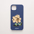 Funda de móvil de silicona azul marino con una flor color melocotón con gafas de sol y cadena dorada, todo perfilado en blanco, diseño Chill Grind de Chetone Sánchez para KARKASA.