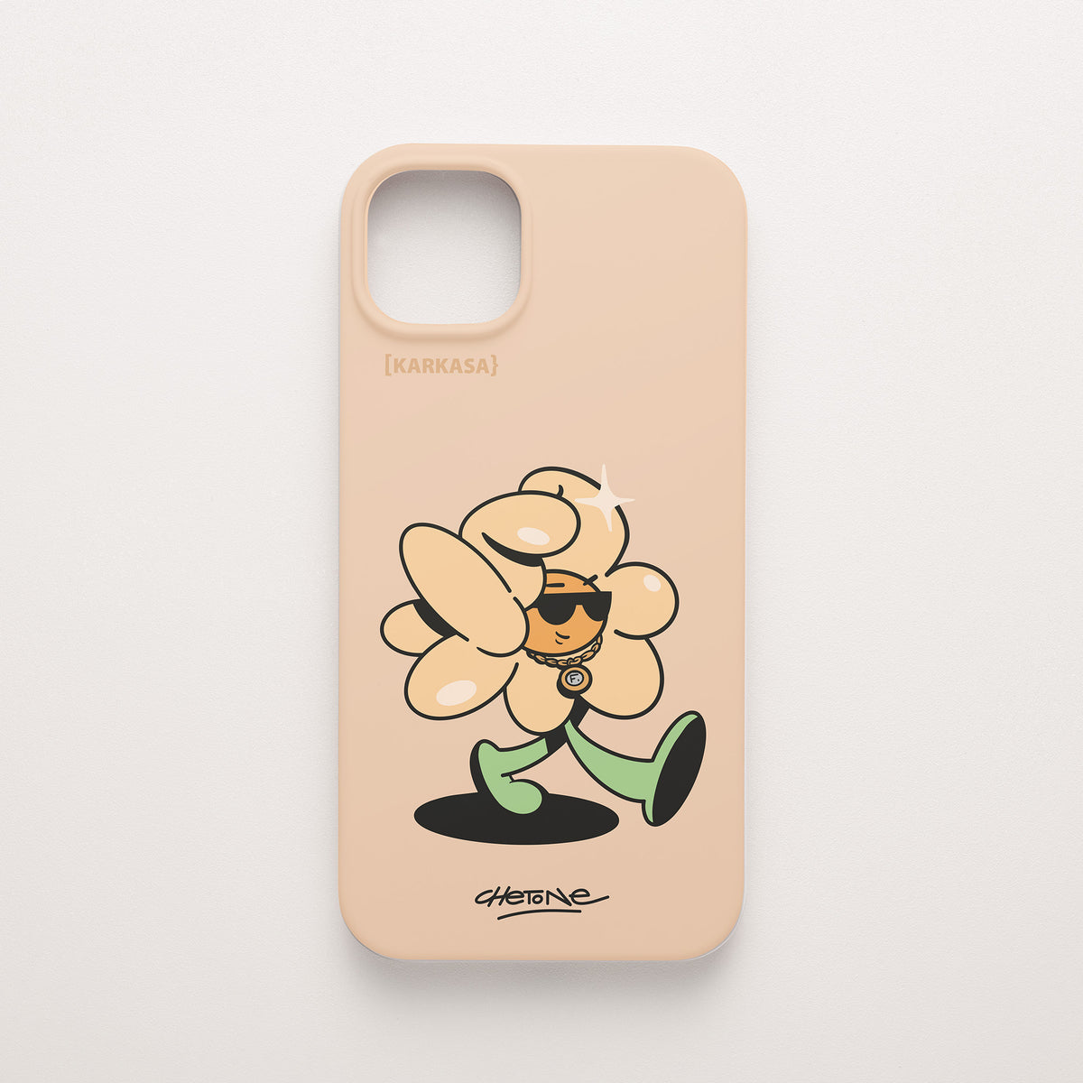 Funda de móvil de silicona rosa nude con una flor color melocotón con gafas de sol y cadena dorada, diseño Chill Grind de Chetone Sánchez para KARKASA.