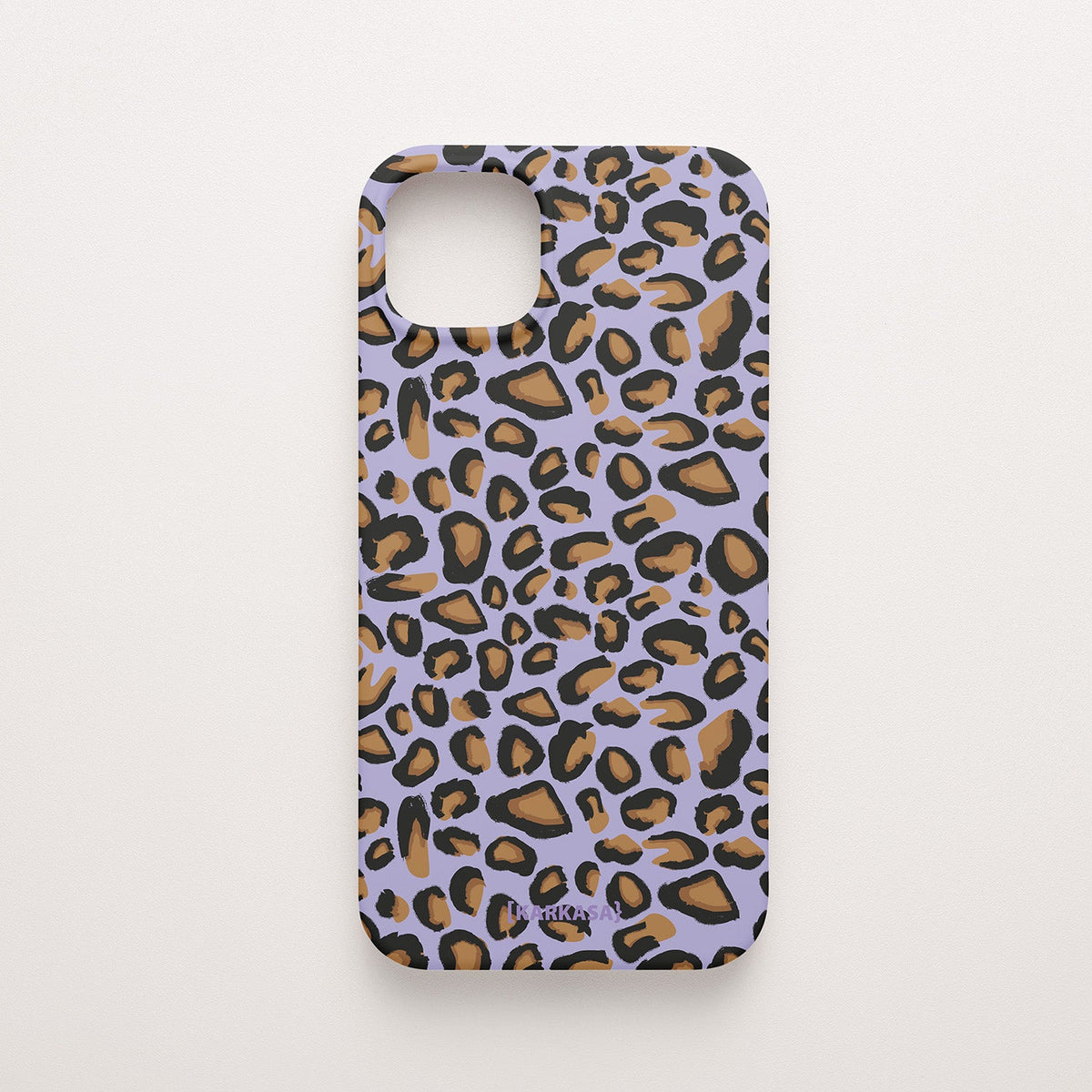 Funda KARKASA Silk Touch lila con estampado clásico de leopardo en tonos negros y marrones. Carcasa animal print elegante.