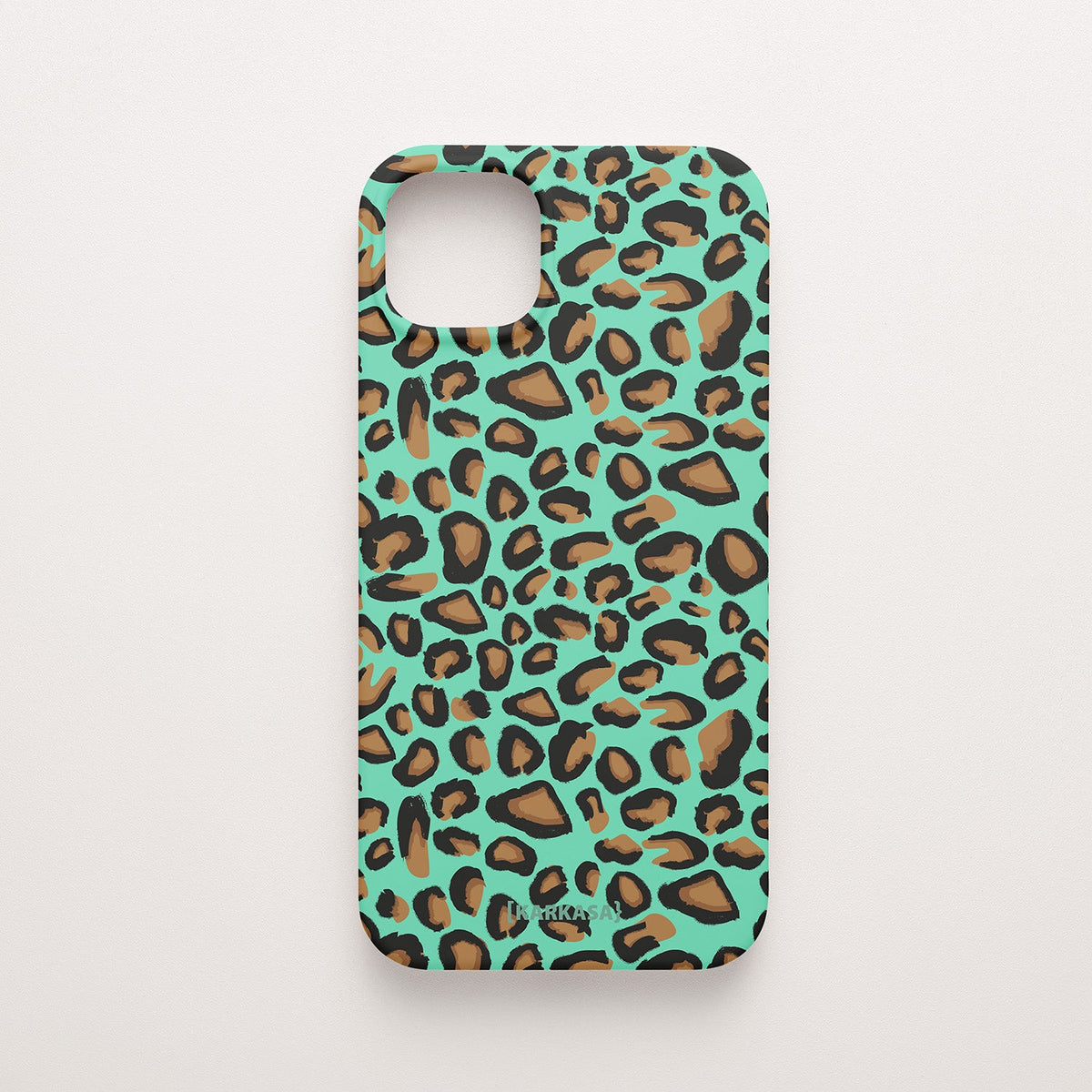 Funda KARKASA Silk Touch verde menta con estampado clásico de leopardo en tonos negros y marrones. Carcasa animal print elegante.