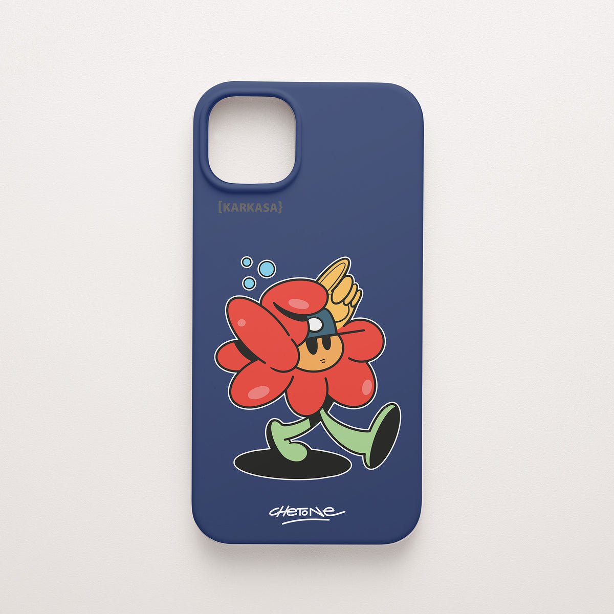 Funda de móvil de silicona azul marino con una flor roja con un guante gigante de aficionado, todo perfilado en blanco, diseño Court Royal de Chetone Sánchez para KARKASA.