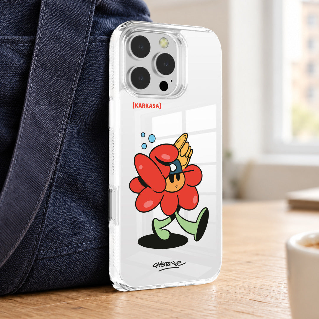 Funda de móvil transparente con una flor roja con un guante gigante de aficionado, diseño Court Royal de Chetone Sánchez para KARKASA, en un iPhone sobre una mesa de madera.