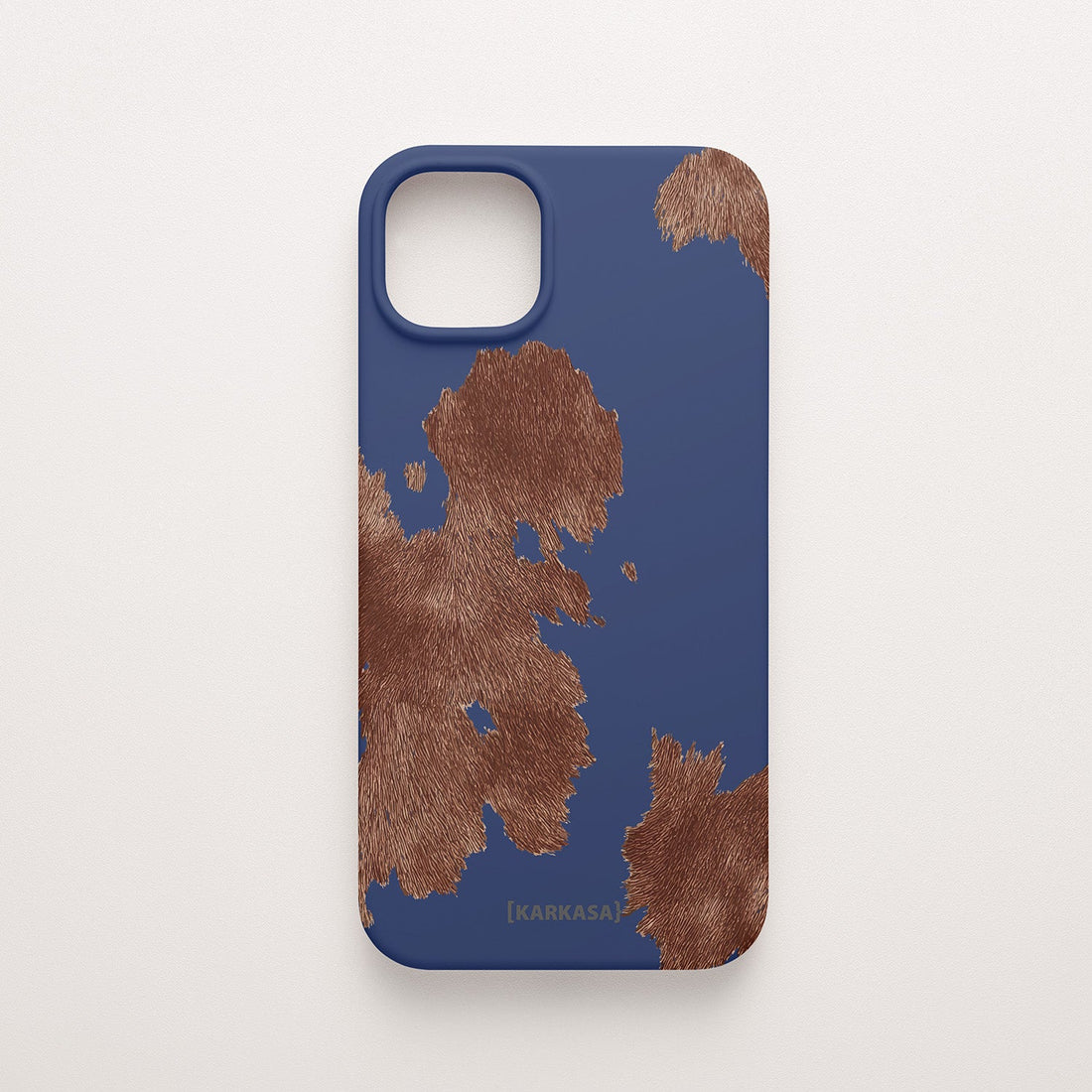 Funda KARKASA Silk Touch azul marino con estampado de manchas de vaca en color marrón chocolate. Carcasa diseño animal print western.
