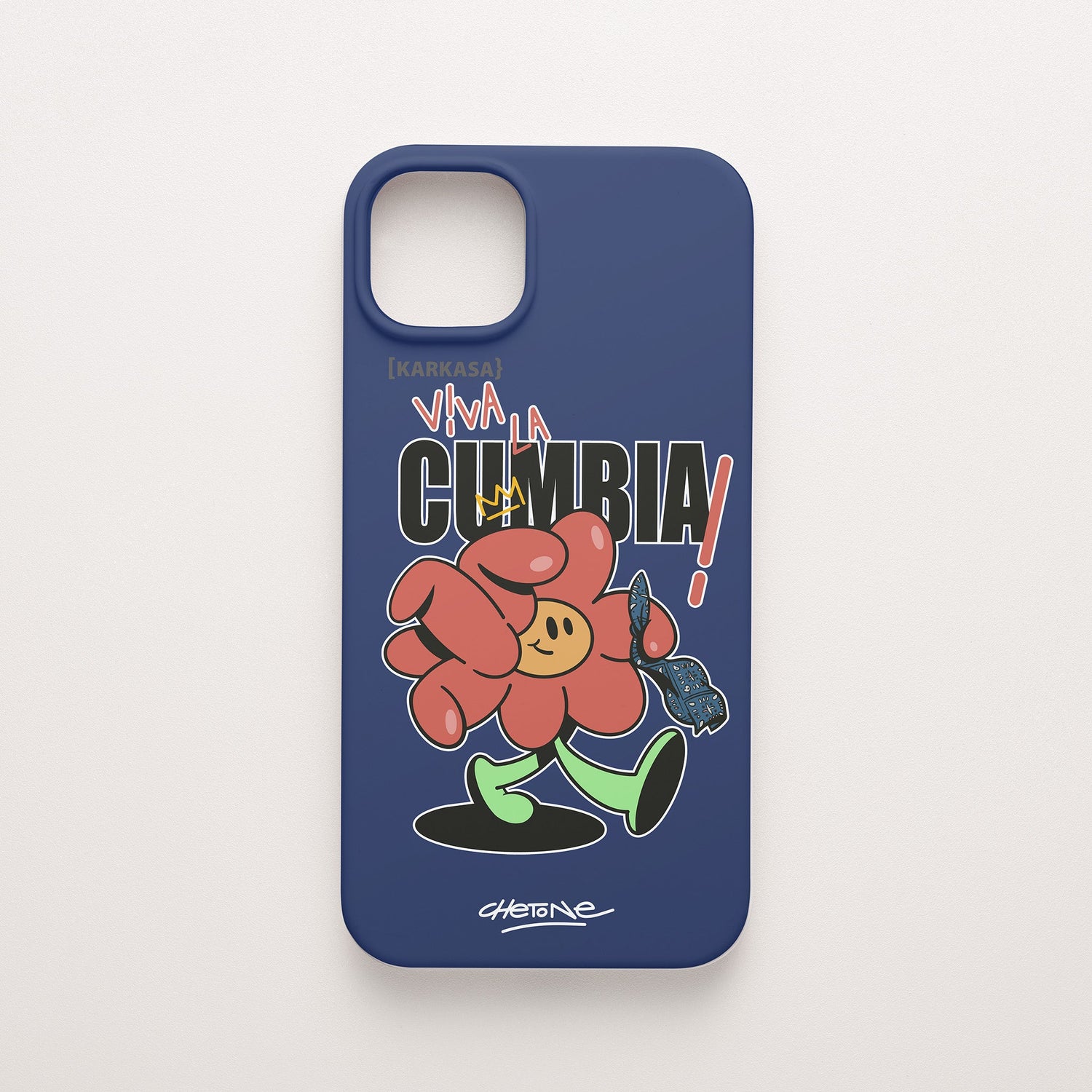 Funda de móvil de silicona azul marino con una flor roja con pañuelo y el rótulo «Viva la cumbia» perfilada en blanco, diseño Cumbiero Gang de Chetone Sánchez para KARKASA.