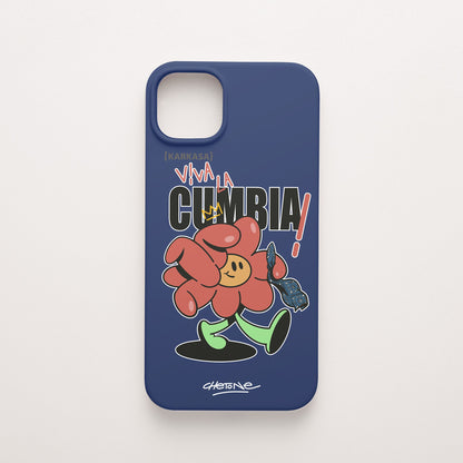 Funda de móvil de silicona azul marino con una flor roja con pañuelo y el rótulo «Viva la cumbia» perfilada en blanco, diseño Cumbiero Gang de Chetone Sánchez para KARKASA.