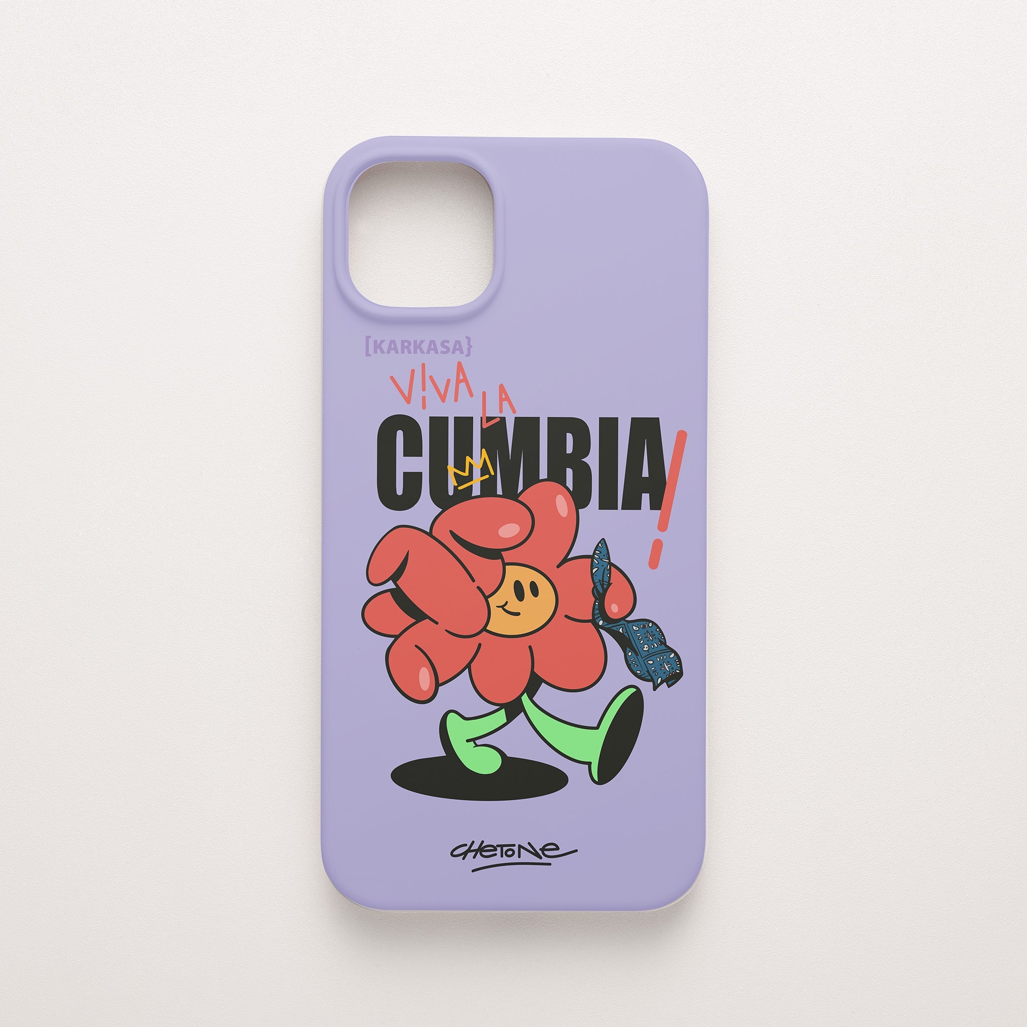 Funda de móvil de silicona lila con una flor roja con pañuelo y el rótulo «Viva la cumbia», diseño Cumbiero Gang de Chetone Sánchez para KARKASA.