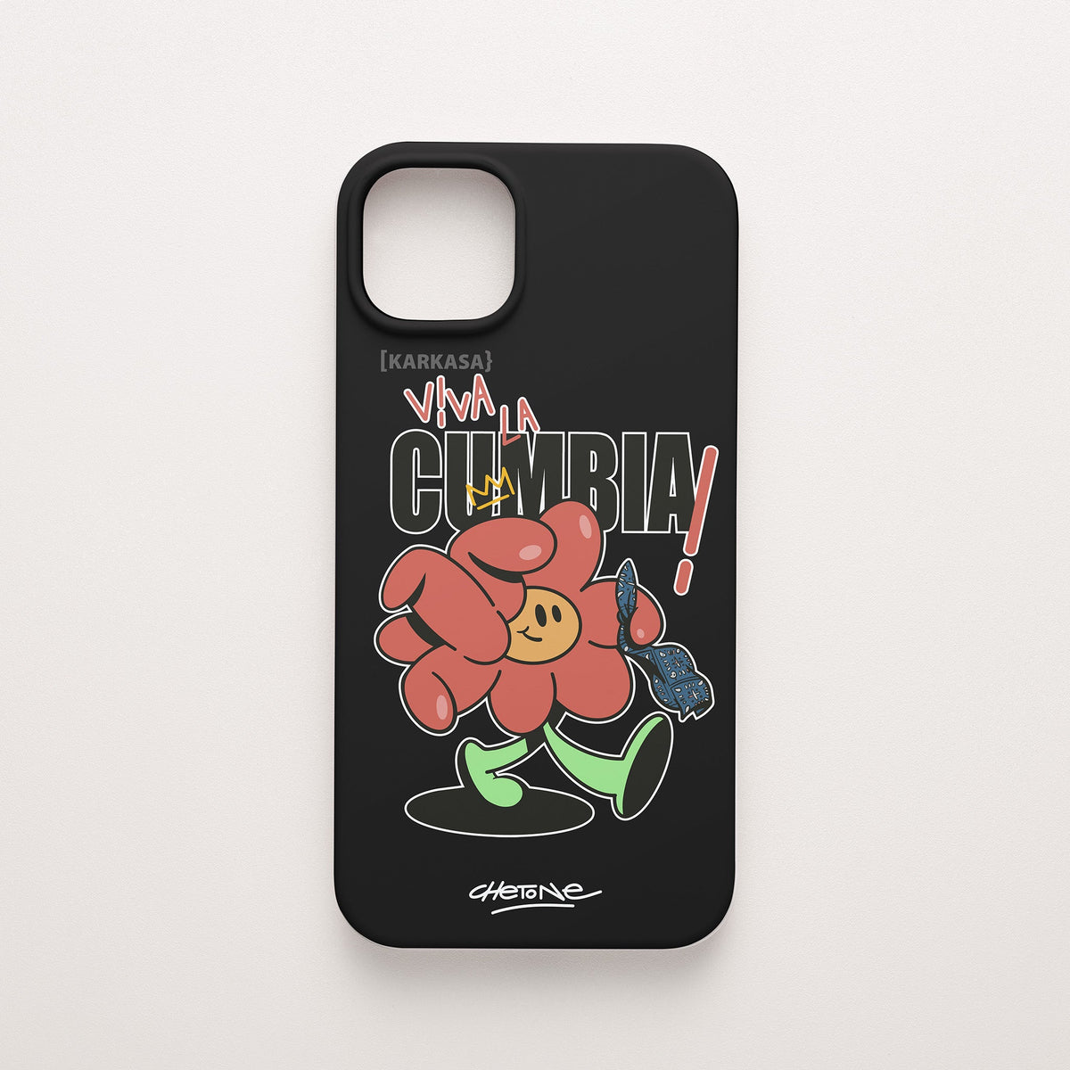 Funda de móvil de silicona negra con una flor roja con pañuelo y el rótulo «Viva la cumbia» perfilada en blanco, diseño Cumbiero Gang de Chetone Sánchez para KARKASA.