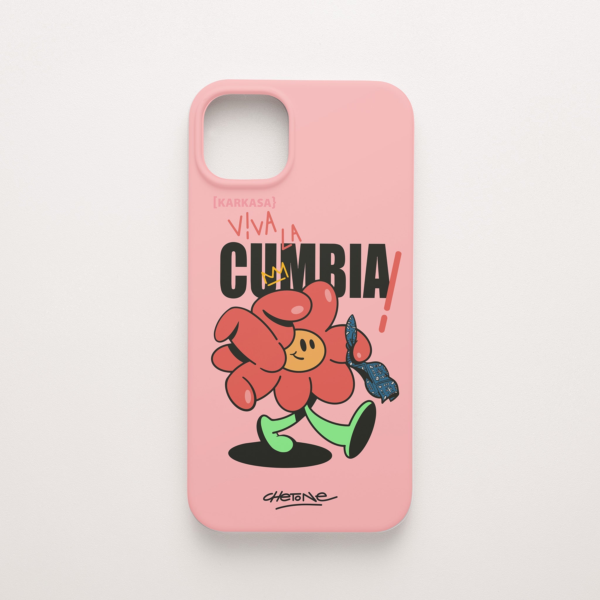 Funda de móvil de silicona rosa chicle con una flor roja con pañuelo y el rótulo «Viva la cumbia», diseño Cumbiero Gang de Chetone Sánchez para KARKASA.