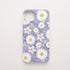 Funda KARKASA Silk Touch lila con estampado denso de pequeñas margaritas blancas y amarillas. Carcasa diseño floral silvestre.