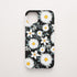 Funda KARKASA Silk Touch negra con estampado denso de pequeñas margaritas blancas y amarillas. Carcasa diseño floral silvestre.