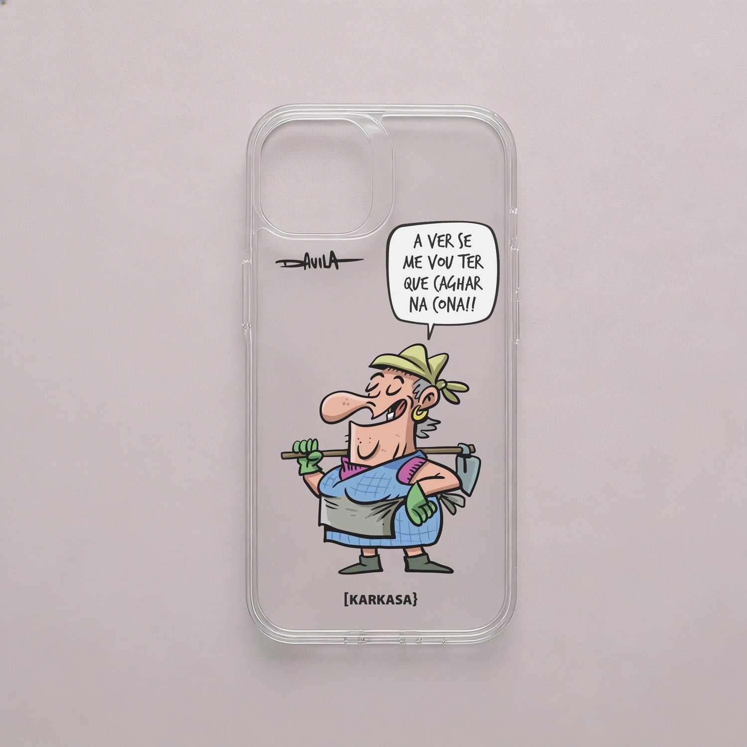 Funda antigolpes transparente con frase provocadora de Dora: “A ver se me vou ter que cagar na cona!!”. Ilustración atrevida de Davila para KARKASA.