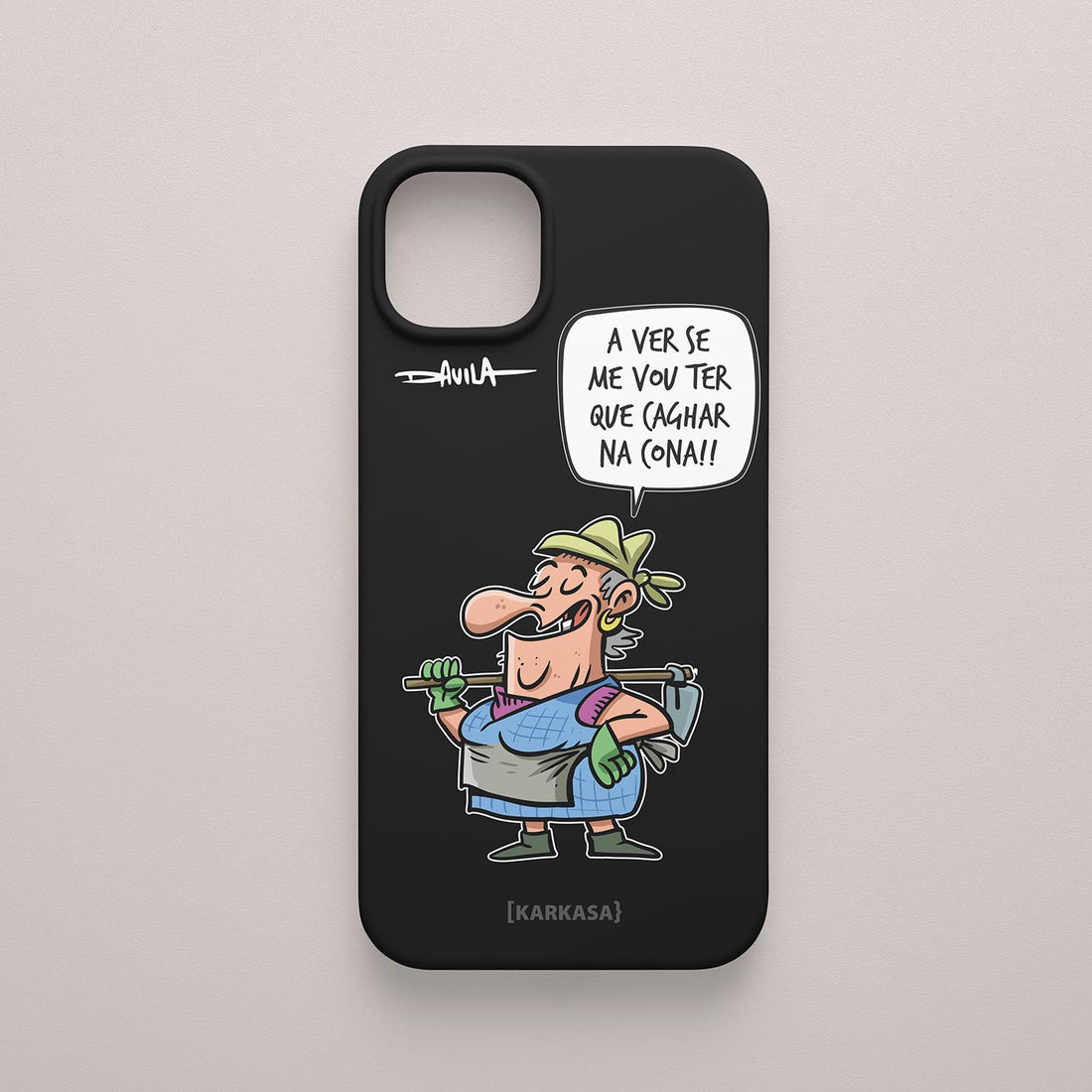 Funda negra con frase provocadora de Dora: “A ver se me vou ter que cagar na cona!!”. Ilustración atrevida de Davila para KARKASA.