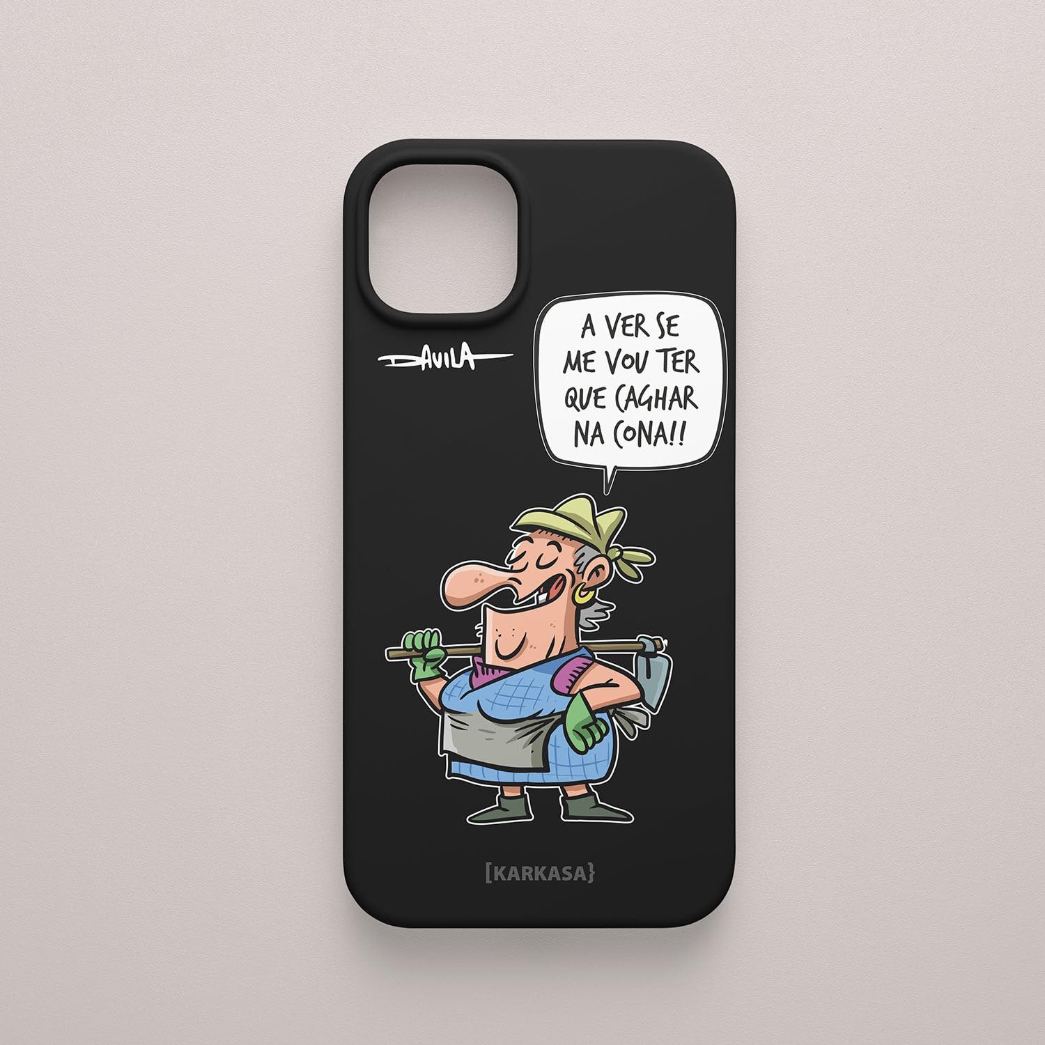 Funda negra con frase provocadora de Dora: “A ver se me vou ter que cagar na cona!!”. Ilustración atrevida de Davila para KARKASA.