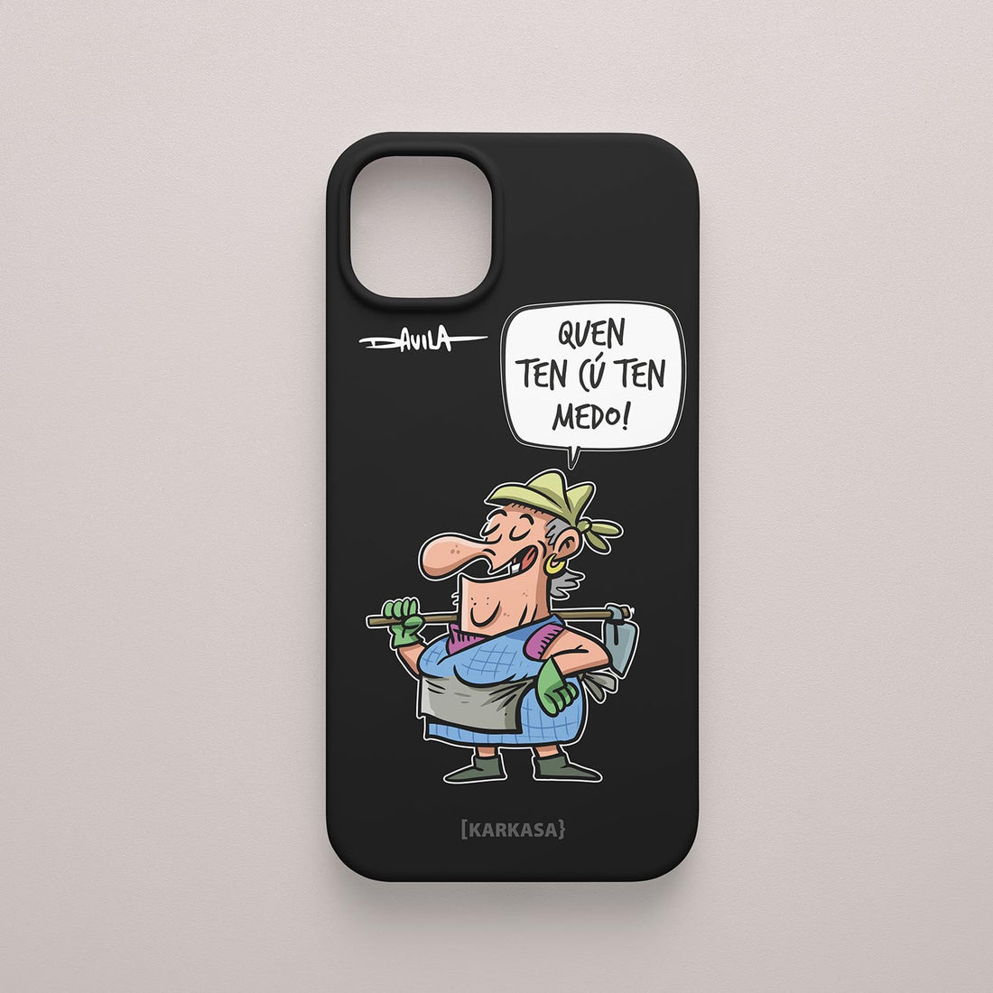 Funda negra con personaje Dora y la frase “Quen ten cu ten medo!”. Diseño de Luis Davila para la colección O Bichero x KARKASA.